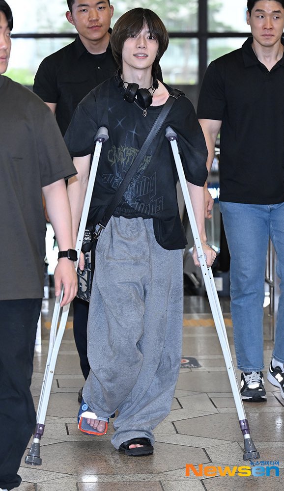 translatingTXT's tweet image. “txt’s beomgyu, even with crutches, he says “we should do the tour together””