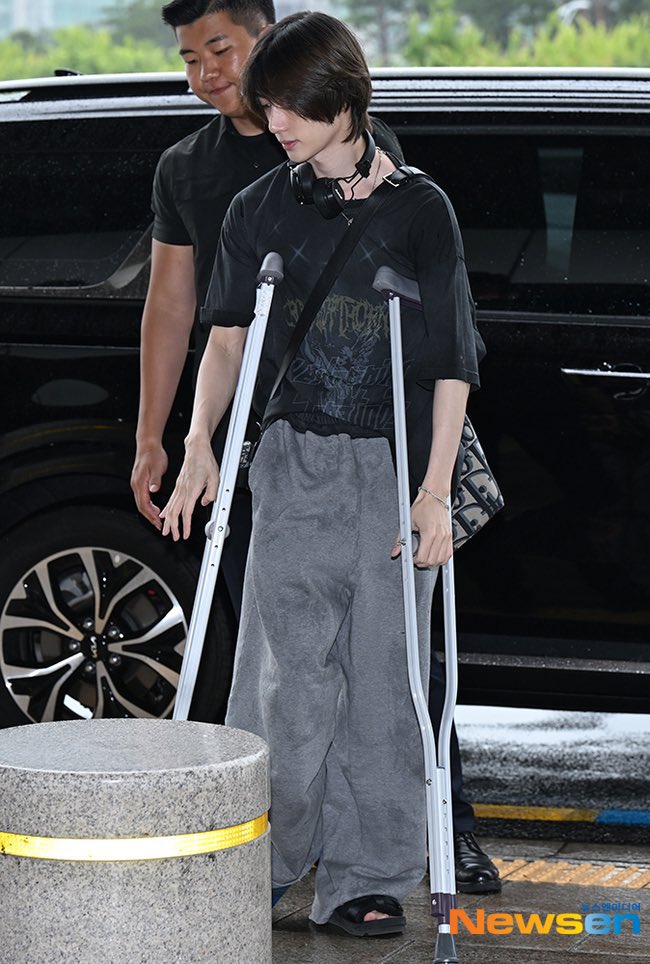 translatingTXT's tweet image. “txt’s beomgyu, even with crutches, he says “we should do the tour together””