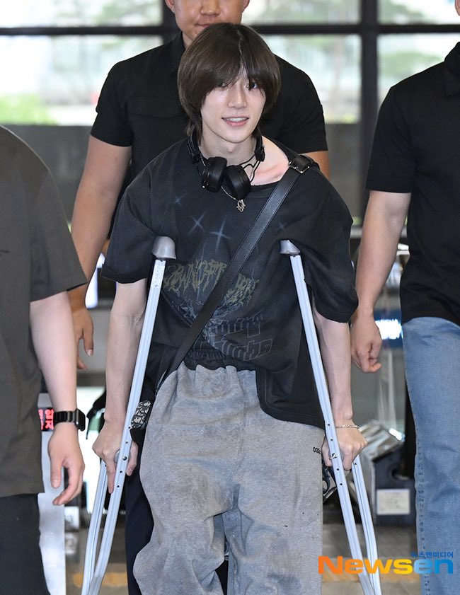 L0VELYBEOMIE's tweet image. that smile on his face says a lot.. 🥺 he's waited for the moment he's able to join his members and see moas again.. oh beomie ☹️🩷