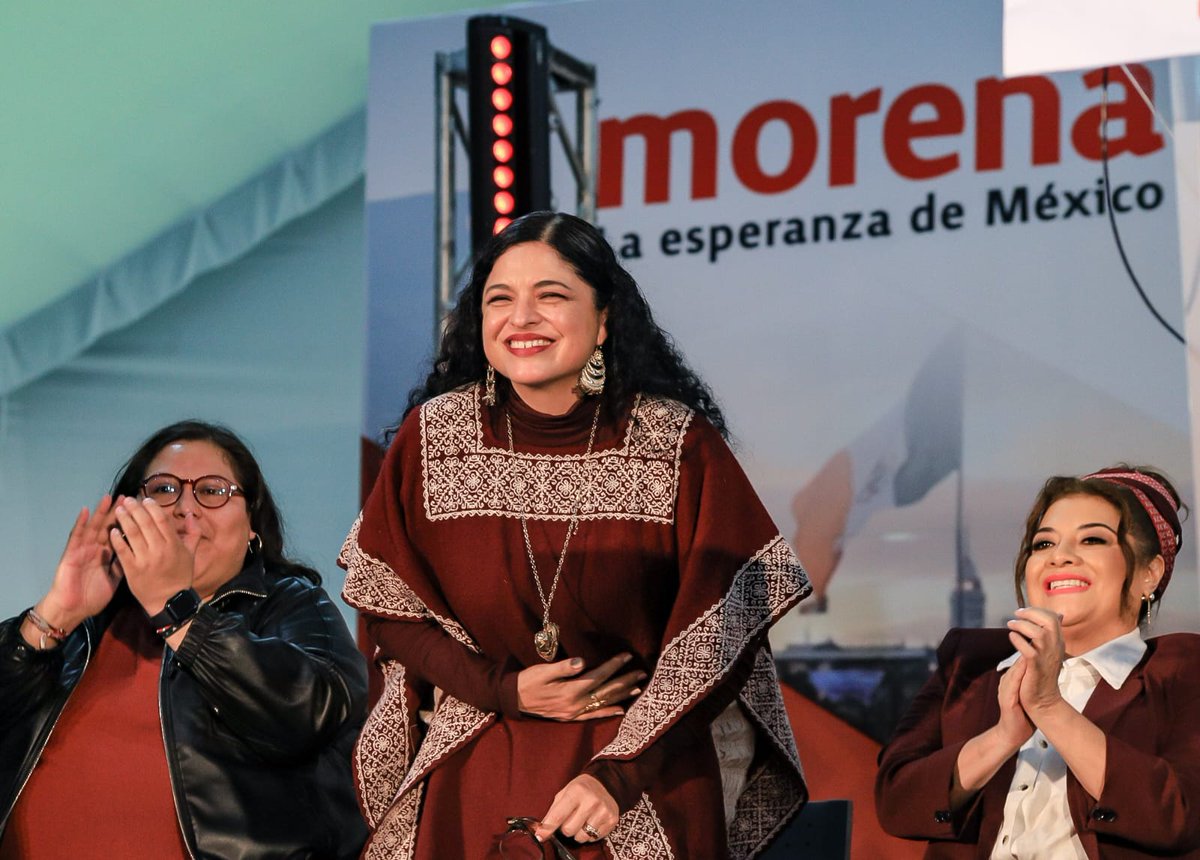 Esta tarde se celebró el Sexto Aniversario del triunfo del presidente Andrés Manuel López Obrador (<a href="/lopezobrador_/">Andrés Manuel</a>) en el <a href="/CC_LosPinos/">Complejo Cultural Los Pinos</a>.

📸<a href="/edoardo49/">Edoardo Esparza</a>

youtube.com/live/WCouGT_0m… 

<a href="/ClaraBrugadaM/">Clara Brugada Molina</a> | <a href="/PartidoMorenaMx/">Morena</a> | <a href="/JesusRCuevas/">Jesús Ramírez Cuevas</a> | <a href="/ComGobiernoMx/">Vocería del Gobierno de México</a> | <a href="/GobiernoMX/">Gobierno de México</a>