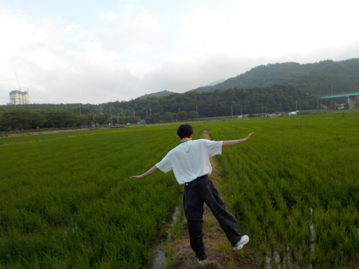 CRAVITY_twt's tweet photo. 여름이었다🌿📸
#형준 #동시에 #동그란_시선에 https://t.co/Xv715VSm4R