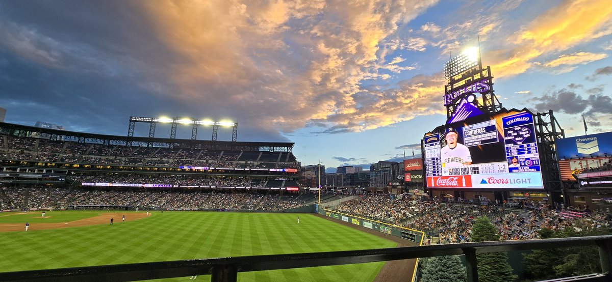 msjmangin's tweet photo. @Brewers Blue and Gold sky in the Rockies for a Crew win? https://t.co/IWhacKNvKt