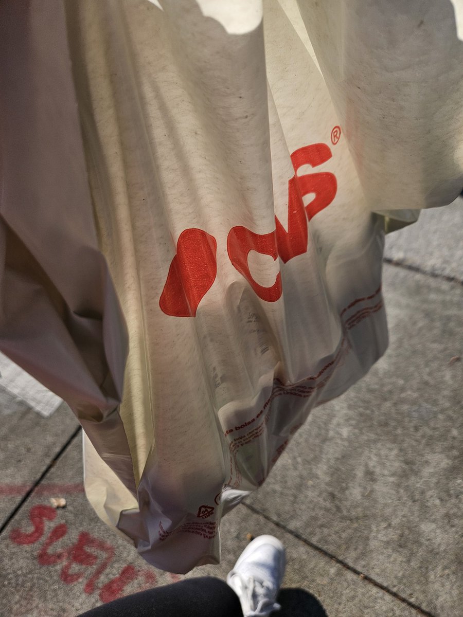 _naixxi's tweet photo. Miss girl missed the bus. So, she walked home (stopped to shop at CVS). https://t.co/6pxOCZ1MYA
