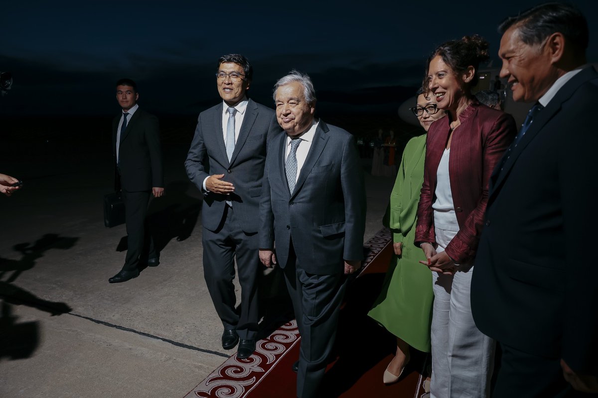 un_kyrgyzstan's tweet photo. Генеральный секретарь ООН Антониу Гутерриш прибыл в КР.

Заместитель Председателя Кабинета Министров КР Эдиль Байсалов и Постоянный координатор системы ООН в КР Антье Граве встретили Генерального секретаря в международном аэропорту «Иссык-Куль». https://t.co/8E99122sdN