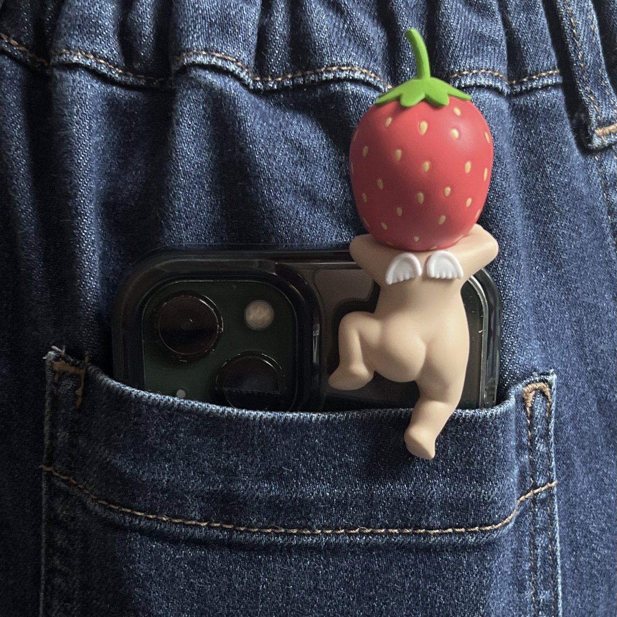 🍓👖📱🪩