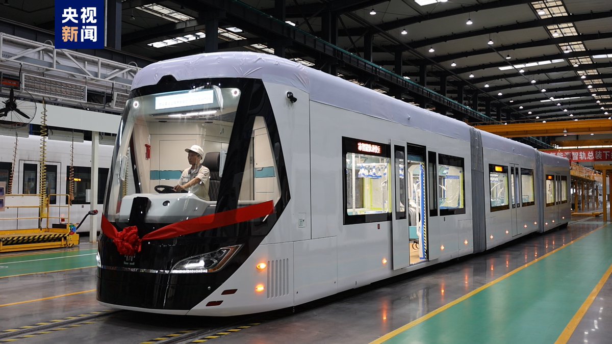 PDChinese's tweet image. 【中國首列氫能源智軌電車在四川宜賓裝配下線】7月1日，中國首列氫能源智軌電車在四川宜賓智軌產業園裝配下線。該氫能源智軌電車由中國企業自主研製，創新採用了35MPa儲氫系統和大功率燃料電池系統，可大幅度提升車輛運營效率。續航里程更長，一次加氫可行駛200多公里。8月將在宜賓智軌T4線投入使用。
