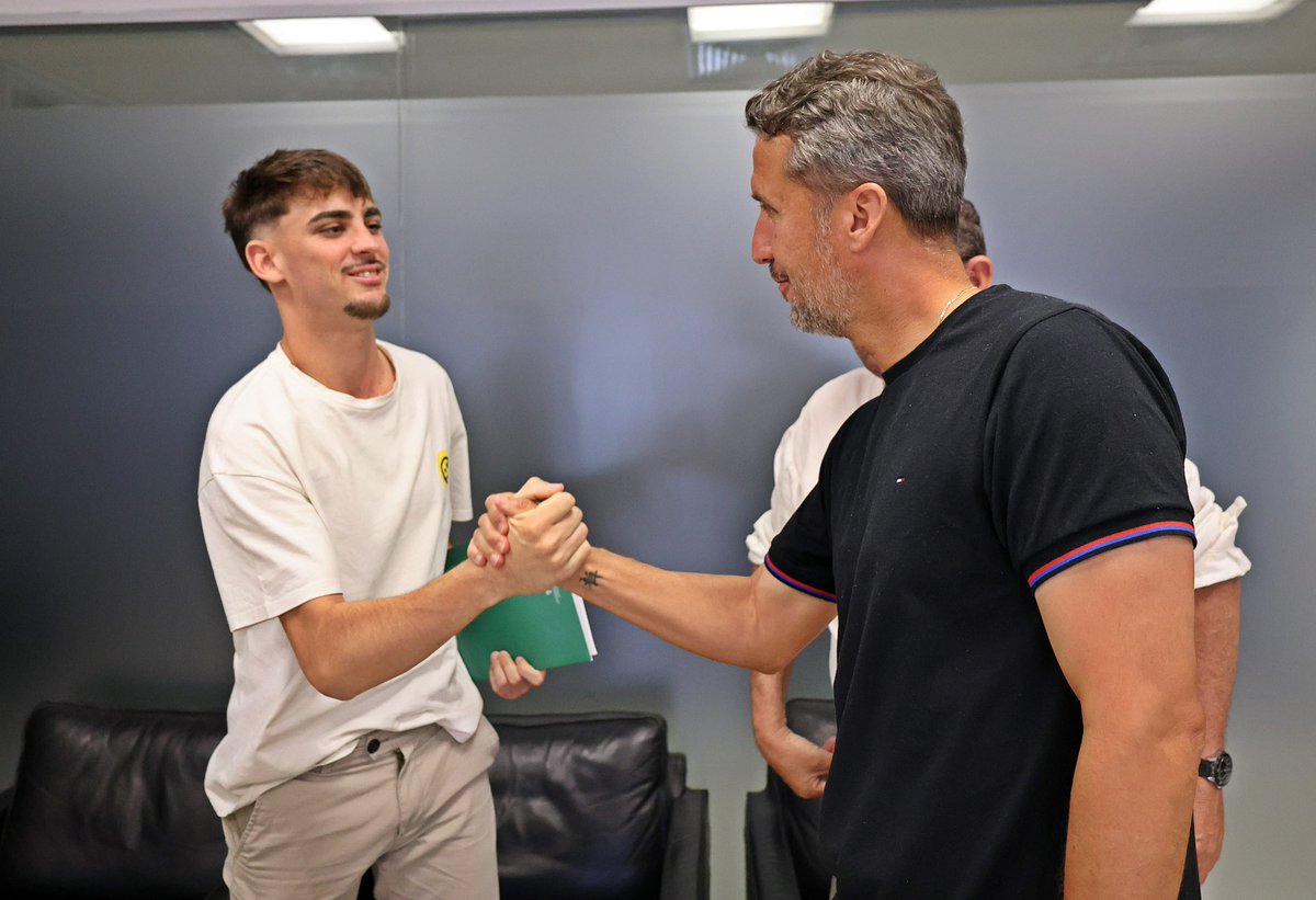 Cantera_CCF's tweet photo. 📸 Josema firmó su contrato ✍🏻 en las oficinas de El Arcángel🏟️ y conoció a Gaspar Gálvez, su nuevo entrenador.

#️⃣ #CórdobaB 
🔜 #CCFB2425 https://t.co/ieyB6Rsgpv
