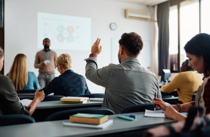📚The next government should commit to a national strategy for #LifelongLearning &amp; adult education.👇Read “A Permanent National Necessity” – A Manifesto for Lifelong Learning, launched by <a href="/AdultEd100/">Centenary Commission on Adult Education</a>, <a href="/UALL_UK/">UALL</a> &amp; NEON. centenarycommission.org/a-permanent-na…
