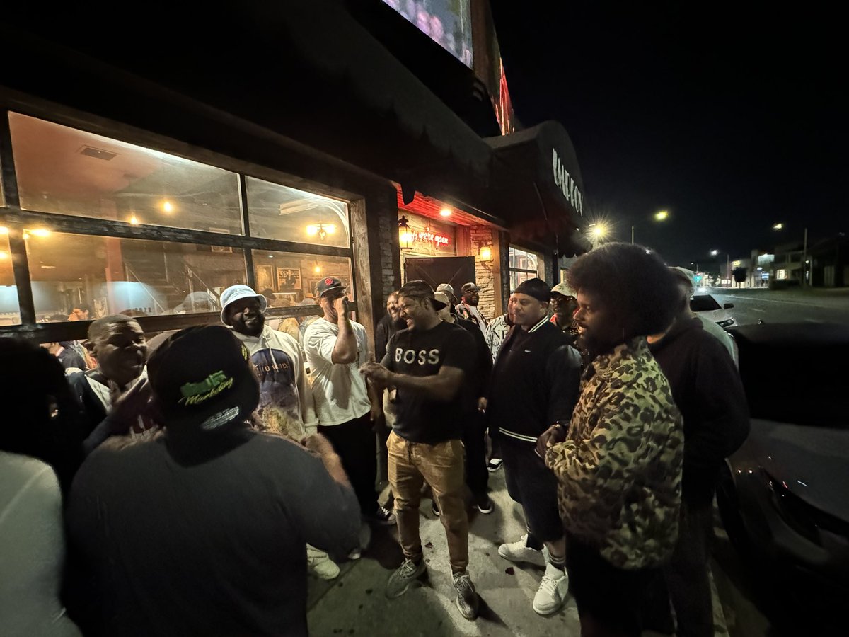Boo Kapone just told this Kat in the joke circle he do push up’s on another nigga back. 😂😂😂😂