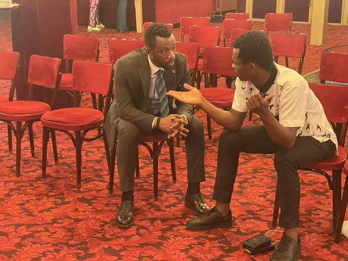 LamikaJoel's tweet photo. Voici pour vous #Urlich #Takam, l’excellent metteur en scène du spectacle inédit du 30 juin dernier. Le Camerounais a laissé son pays pour s’installer à Paris et travailler sur ce projet. Il a une foi folle sur son frère Herman. Il a cru en nous et à ce projet. https://t.co/BlvHiaLflb