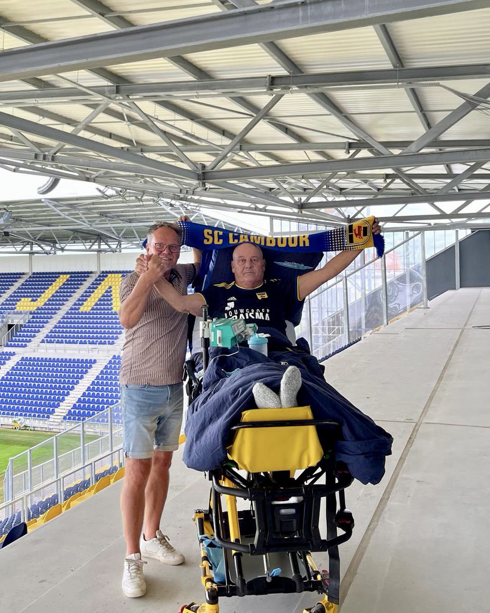 SCCambuurLwd's tweet photo. Met dank aan @wensambulancenn en @CambuurVerbindt kon trouwe supporter Henk (64) als laatste wens het nieuwe Kooi Stadion met eigen ogen bekijken. 

Heel veel sterkte namens iedereen bij de club! 💛💙 https://t.co/1L96Gh03gm