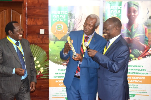 EducationNewsKe's tweet image. MERU VERSITY RESEARCHERS MAKE ENERGY DRINK FROM MIRAA
Researchers from Meru University of Science and Technology have invented an energy drink from muguka and wine from miraa in a bid to show the positive side of these commodities. 
Read more: buff.ly/3XMOPzf

#muguka