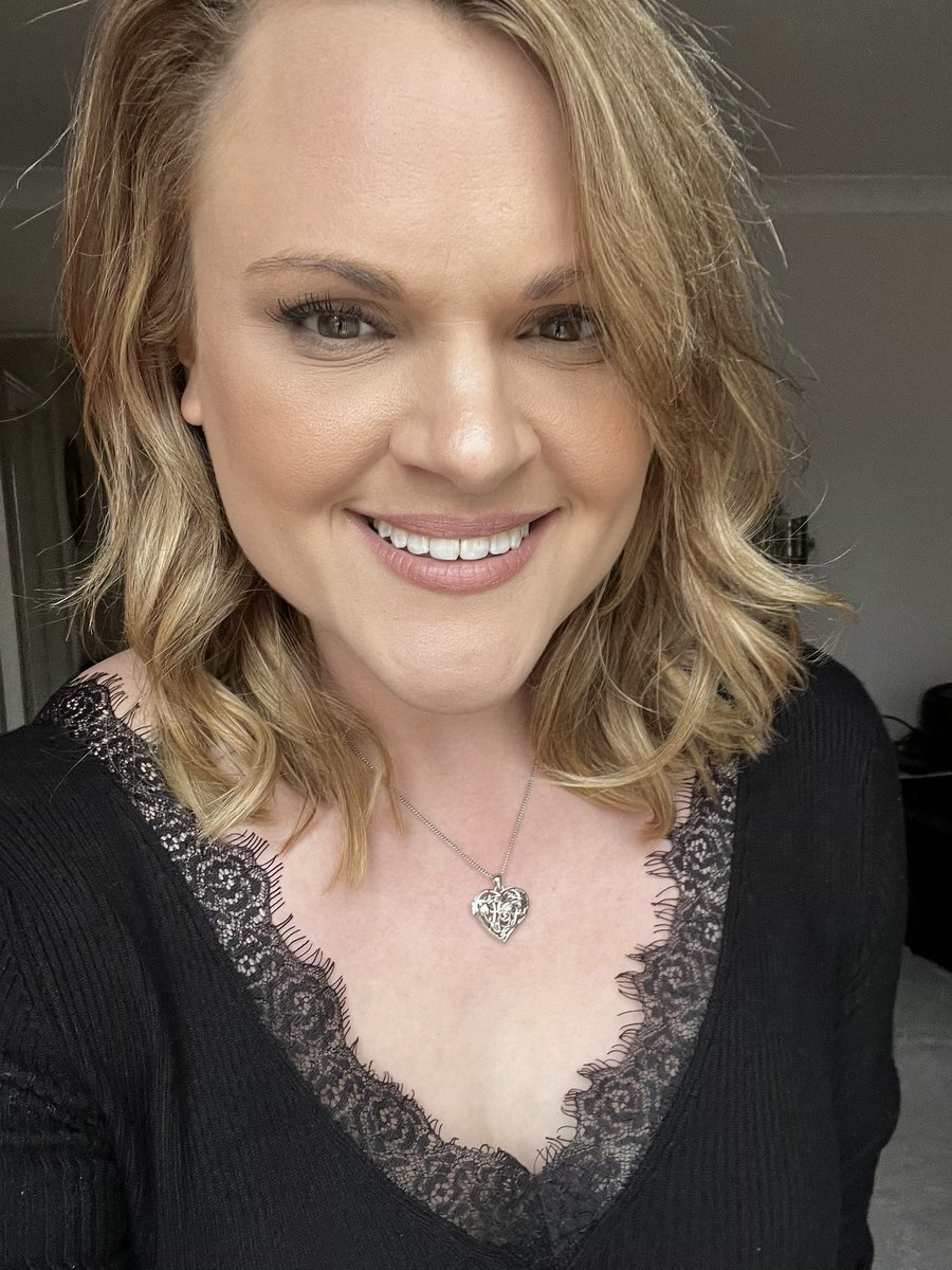 KMyciuk's tweet photo. Happy Tuesday guys ❤️ #happysmiles #singlemumlife #wherehastyesungone https://t.co/Kz8fUkVsZN