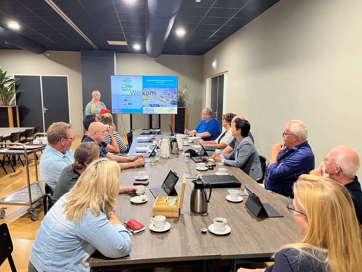 Gisteravond was de raadswerkgroep Dichterbij (een werkgroep gericht op participatie) te gast in Zevenhuizen voor de overhandiging van de dorpsvisie Zevenhuizen 2024-2034.