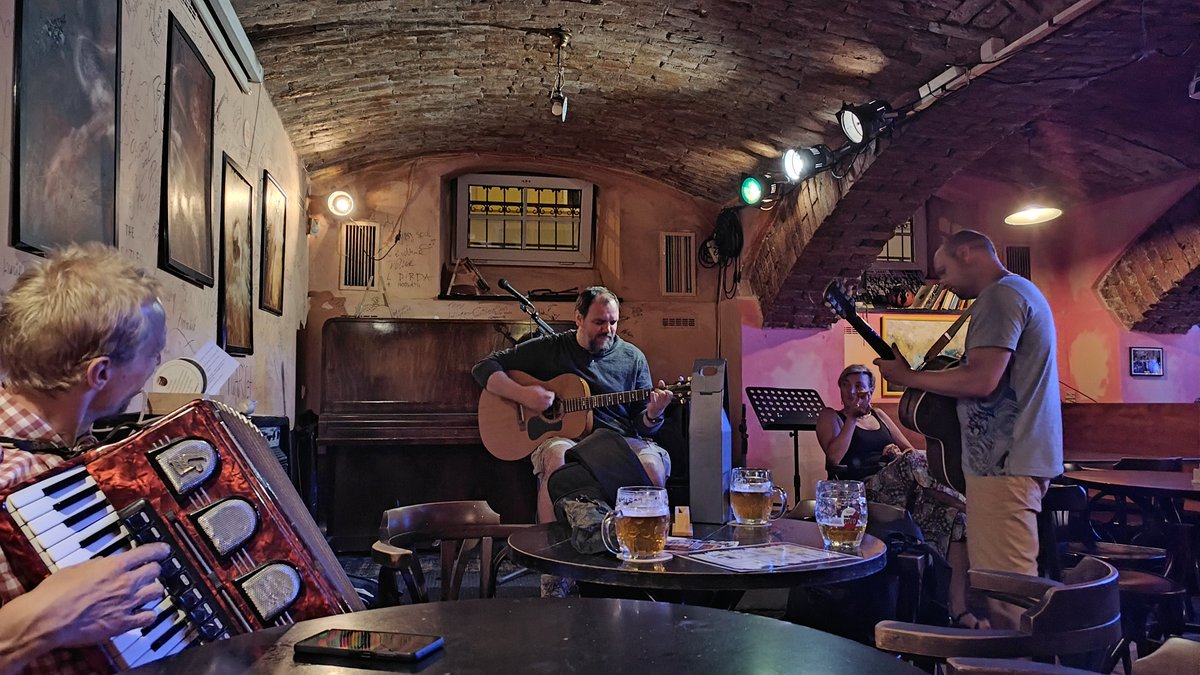 bicarbona's tweet photo. schody, králík, jamování, takovej jakoby festival den první #openstairs https://t.co/j1TcDxaCFy