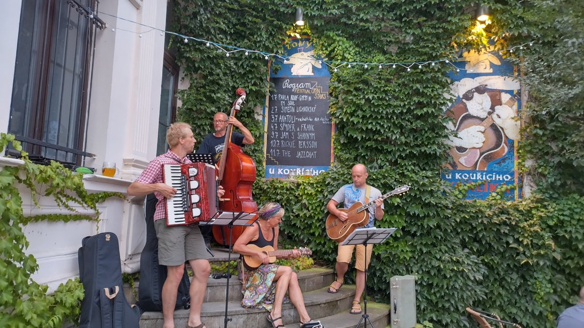 bicarbona's tweet photo. schody, králík, jamování, takovej jakoby festival den první #openstairs https://t.co/j1TcDxaCFy