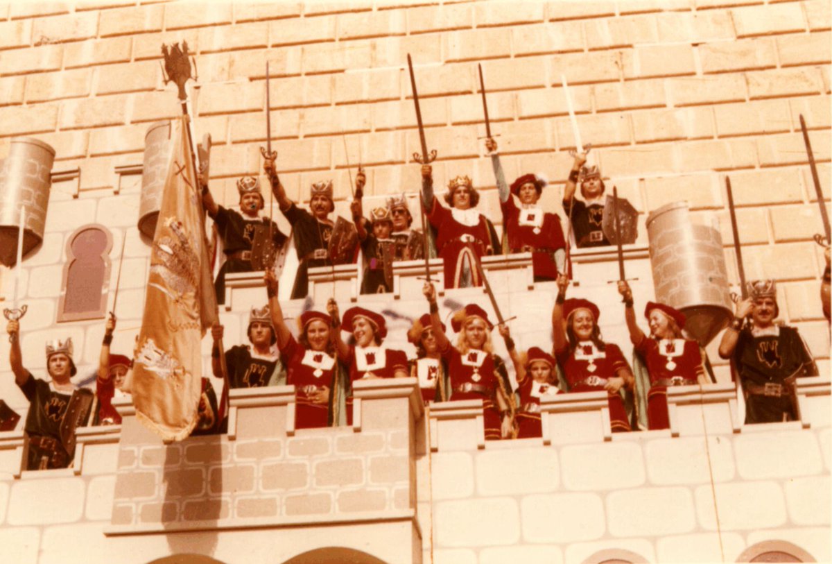 pasadodorihuela's tweet photo. Foto de la Toma del Castillo en #Orihuela en el año 1975, por medio de los Caballeros del Rey Fernando. https://t.co/YcTIxQdndz