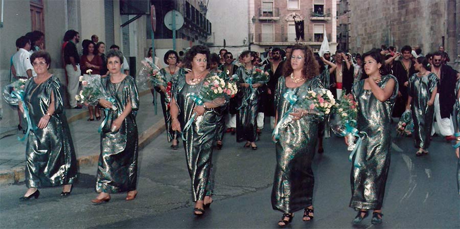 pasadodorihuela's tweet photo. Comienzan las fiestas de la Reconquista de #Orihuela con la Ofrenda Floral. Esta foto de los 90 es de la comparsa Moros Nazaríes. https://t.co/zMZK93L9E7