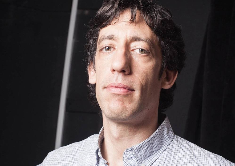 Pour cette 78e édition du Festival d'Avignon, Mariano Pensotti signe sa première mise en scène en français. Rencontre avec l’auteur et metteur en scène argentin wp.me/pe7nES-x3