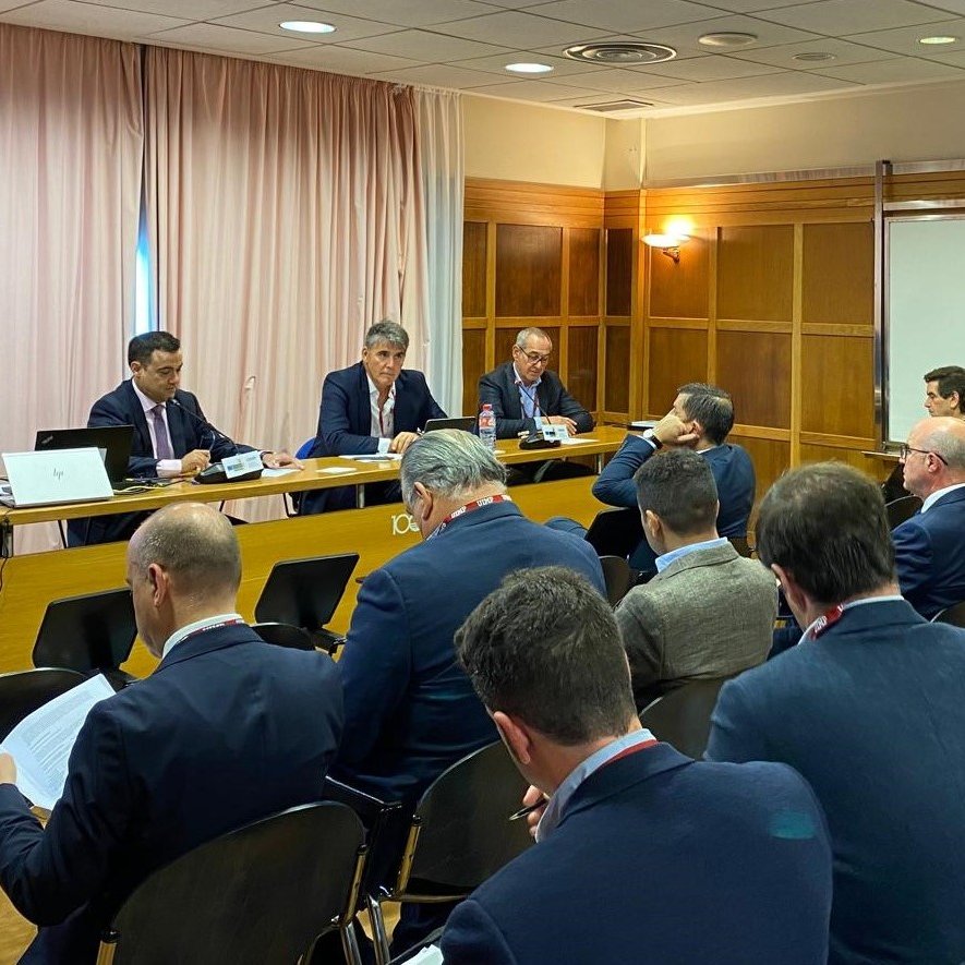Ph2Cantabria's tweet photo. Comenzamos con el papel del ecosistema financiero en la descarbonización de la economía 💡 Antonio Pérez Ramírez @bancosantander y Francisco Carro de @GrupoTresca nos explican el rol de la financiación en proyectos de nuevas tecnologías energéticas. @UIMP #FinanciaciónVerde #PH2C https://t.co/vxS3ACRdpr