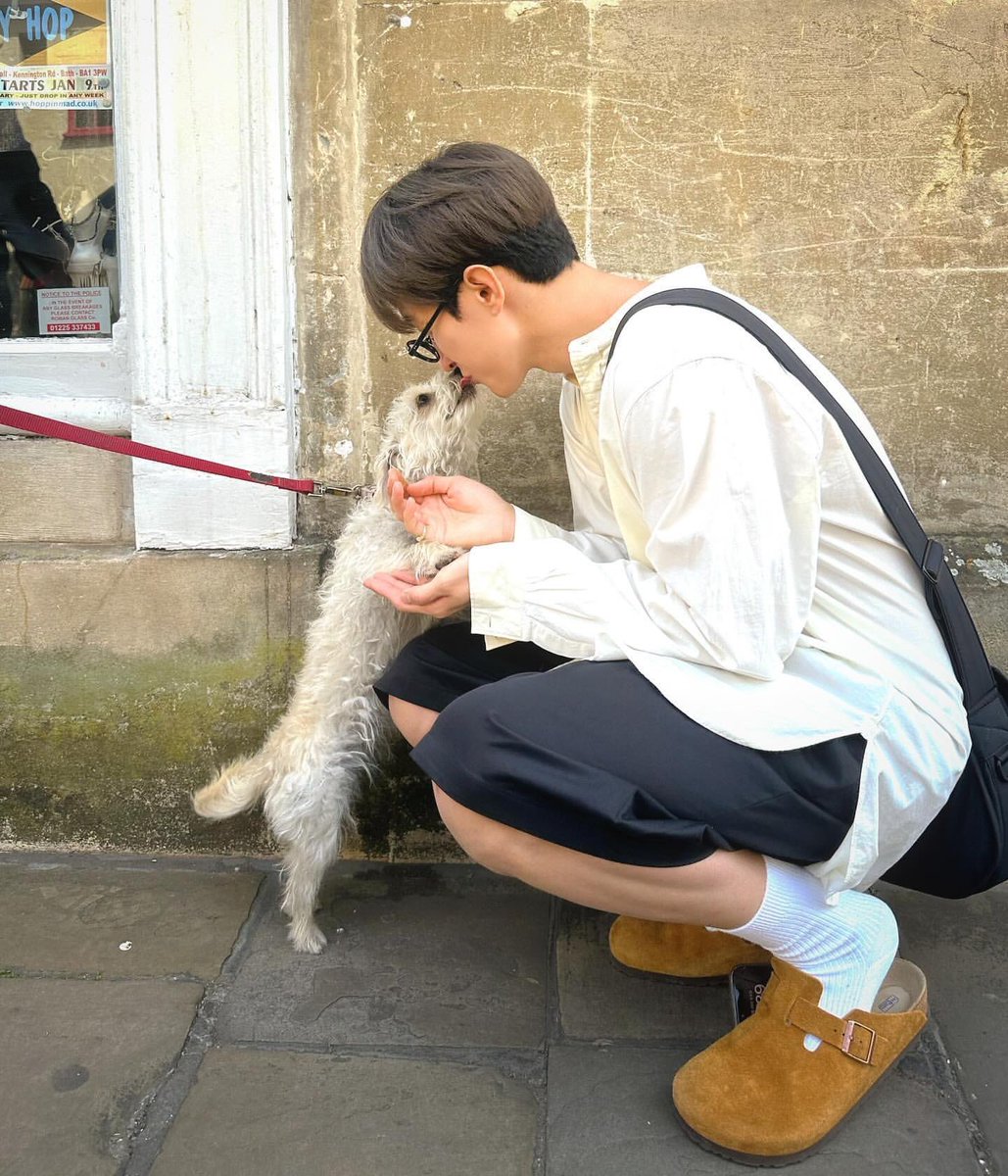 dkging_'s tweet image. 흑흑 옷이랑 다리 너무 좋아 …