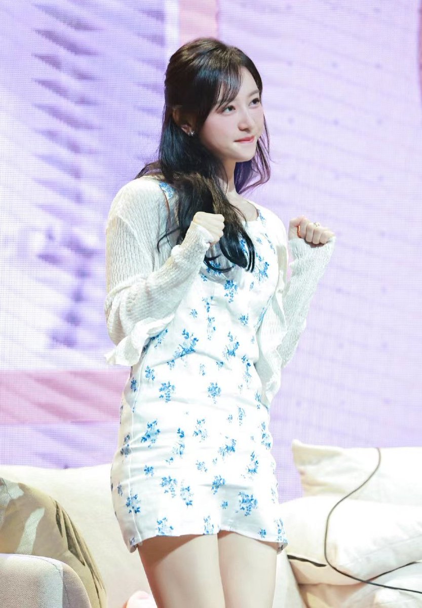 kjw_ily10000's tweet photo. i want jiwon to be happy, as bright and cheery as a sunny day, without so much as a crease in her heart 💛💙 https://t.co/MGfaD2LzJV