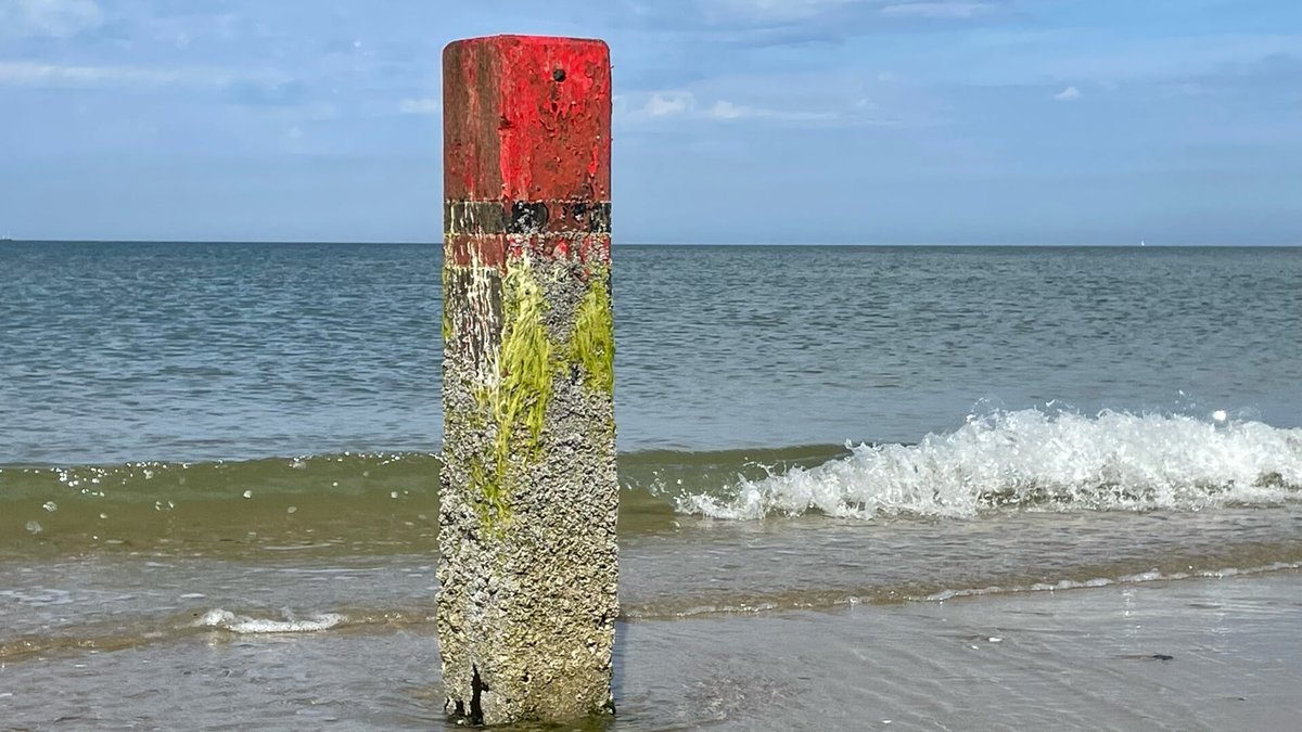 TXL0222's tweet photo. Strandpaal 6 tot en met 33 https://t.co/m3vmlDXvrj https://t.co/sKvzTfcftY