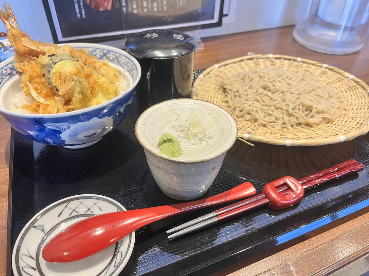 hdom0211's tweet photo. あ〜
贅沢ランチ
ごちそうさま
#SUNABAR
#天丼
#ざるそば
#北九州グルメ https://t.co/iZnF88q57O