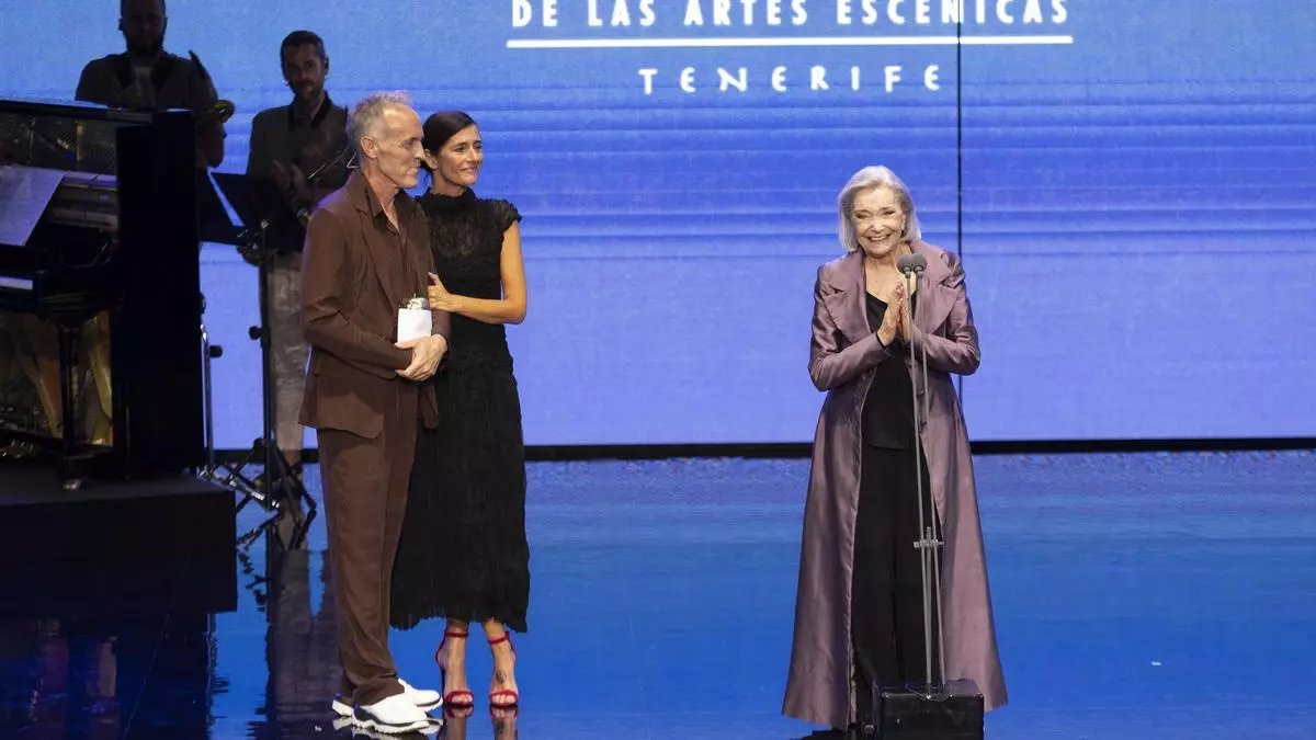 mixdevil66's tweet photo. Los @PremiosMax se rinden a #NúriaEspert y coronan a #Falsestuff. Una gala correcta, sorpresas en alguno de los premios y una solitaria reivindicación en contra de la violencia sexual en el teatro marcan esta edición @fundacionsgae.
Por @Peibolc
https://t.co/0MOp206a8Q🎭 https://t.co/K3UGtK4Nc3