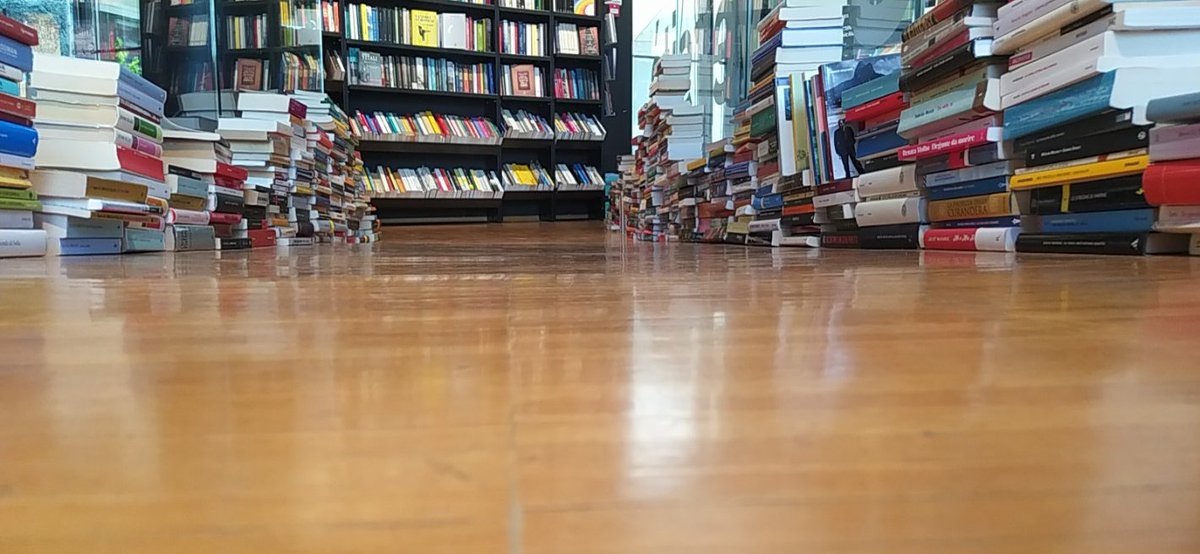 C'è questa libreria che ha talmente tanti libri usati che oramai sugli scaffali non ci stanno più. Gli ultimi arrivi li mettono a terra, fortunatamente in ordine alfabetico, ed è lì che puoi dimostrare di amare davvero la letteratura. Chinato, in ginocchio, come me ieri.