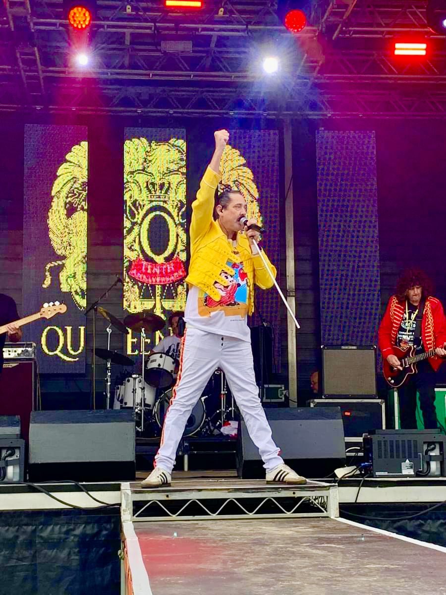 _Queenesque's tweet image. Rockprest, 30/6/24. 
We thank you.
A home gig for 3 of us.
A truly wonderful moment.
We genuinely thank you all.
And especially a huge thank you goes to the super hero that is Beb Ev.
Who reallly did make sure that The Show Must Go On!
@Rockprestfest @OIQFC @shanesqueensite