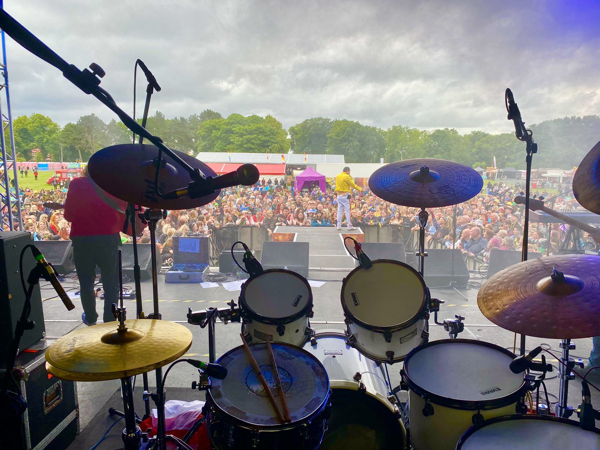 _Queenesque's tweet image. Rockprest, 30/6/24. 
We thank you.
A home gig for 3 of us.
A truly wonderful moment.
We genuinely thank you all.
And especially a huge thank you goes to the super hero that is Beb Ev.
Who reallly did make sure that The Show Must Go On!
@Rockprestfest @OIQFC @shanesqueensite