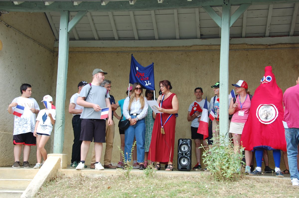 Olympiades D.Guillouet à Ladevèze-Ville, ce 27 juin, en présence de Mathilde,Violette,Thierry et des résidents du centre d'Espagnet , nous avons officiellement dédié nos olympiades à Dominique, un hommage touchant à une belle personne, qui a œuvré pour un village uni, solidaire.