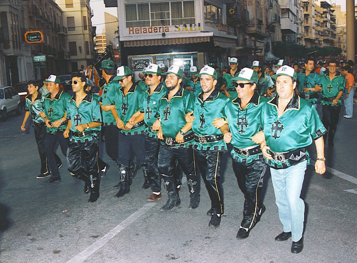 pasadodorihuela's tweet photo. Hoy se celebra en #Orihuela el Aniversario de la Reconquista de la Ciudad. Celebración que se lleva a cabo con la exposición pública de la Senyera de todos los oriolanos, llamada El Oriol.

Esta foto perteneciente a los Caballeros del Oriol es de tal día como hoy, pero de 1994. https://t.co/Ssy3GD23bj