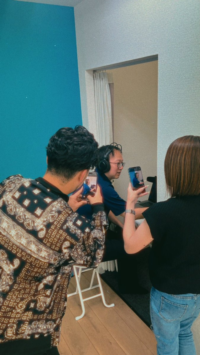 企業ショート動画MV制作。
本日は簡易レコーディング機材でサクッと歌入れ。
最近は隔月で楽曲制作もやってます。

ひとまず支店長にZEPPのステージに立ってもらうことが目標です。