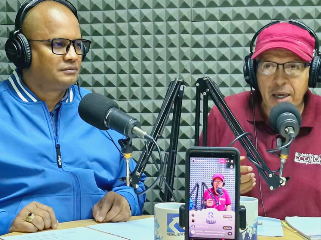 PSUVBerroteran's tweet photo. Después de 14 años, hoy 1 de julio, sale al aire FJC Radio con el primer programa Resiliencia, es un honor para mí, junto a este equipo y a los integrantes del Frente de Jóvenes por la Comunidad de San Bernardino impulsar un medio alternativo para la comunicación popular. https://t.co/fD0j2rIz1X