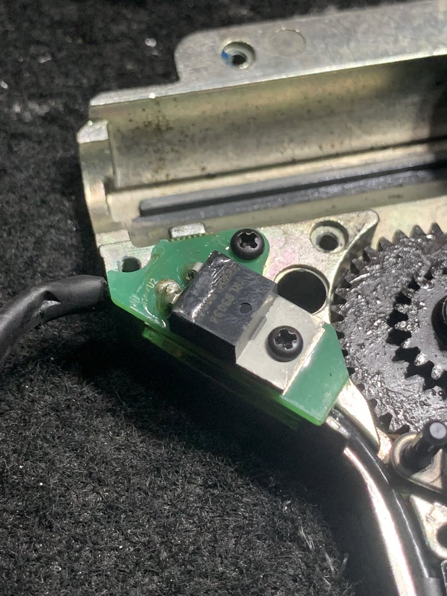 g_pro_art's tweet photo. KRYTAC SR47の修理を開始〜
間違いなくFETがお亡くなりに👻
ブラシレスモーターを使用なのでココにFETの必要は無し、
今回はFETは廃止し配線を引き換えます。
#SR47
海外製電動ガン修理のご依頼はコチラから⤵️
info@g-pro-airsoft.com
#電動ガン修理 https://t.co/9PsLnovoTX