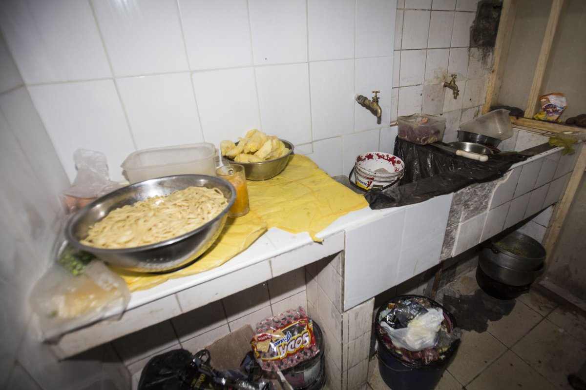 mcamimar's tweet photo. Lo que me imagino cuando dicen que el restaurante es cocina oculta: https://t.co/rfFnAhifx4