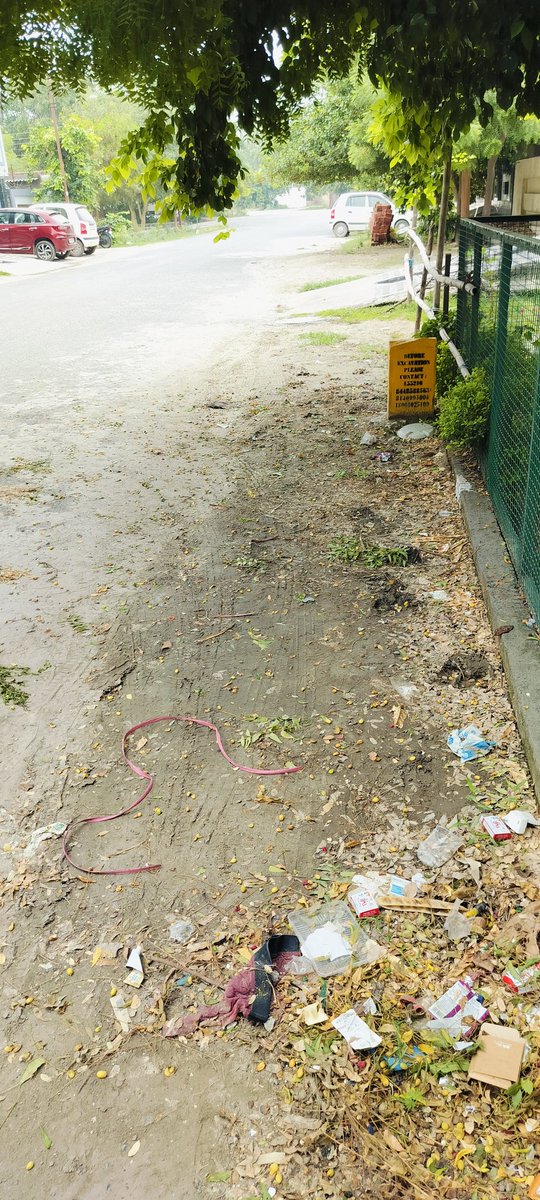 ertushar's tweet photo. @noida_authority @CeoNoida could you please ensure to clean the surrounding and pick the rags on daily basis. https://t.co/Rq4AaRYmHc