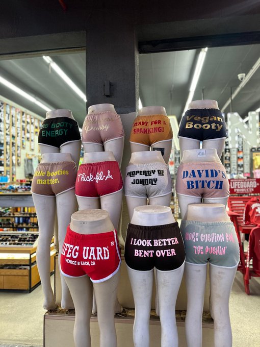 👀 who needs these booty shorts?! #VeniceBeach https://t.co/Cm5TN5dgOK<a href="/tag/venicebeach"class="tags">#VeniceBeach</a>