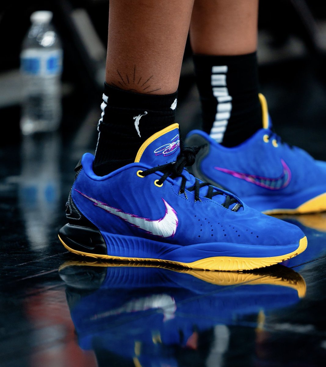 NBAdoPovo's tweet photo. E a A'ja Wilson que tá usando um LeBron 21 inspirado no Super Choque

MINHA NOSSA SENHORA

LEVE TODO O MEU DINHEIRO https://t.co/DCZSt5cxDN