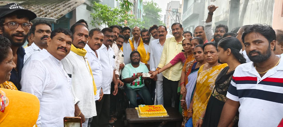 sri444_ece's tweet photo. @ncbn 
@naralokesh 
@Pallasrinivas4u 
@PawanKalyan 
Thank you CM sir అంటూ అభిమానంతో కేక్ కటింగ్
 వీల్ చైర్ కి పరిమితమైన వాళ్లకి 5000 నుంచి 15000 చేసిన సందర్భంగా రాష్ట్ర TDP అధ్యక్షులు *పల్లా శ్రీనివాస్* గారితో కేక్ కటింగ్ చేసిన వికలాంగ అభిమాని. https://t.co/EMyIbtDB0h