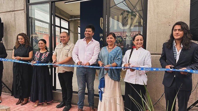 50mas1Oax's tweet photo. ¡Felicidades a nuestras integrantes, @nydiadelhi y @OlgaCabreraOax! Nos enorgullece anunciar que han conjuntado sus talentos para crear el Instituto Universitario Abraham Castellanos en Huajuapan. Esta institución representa un gran avance en la educación de nuestra comunidad. https://t.co/D8Niedv2kx