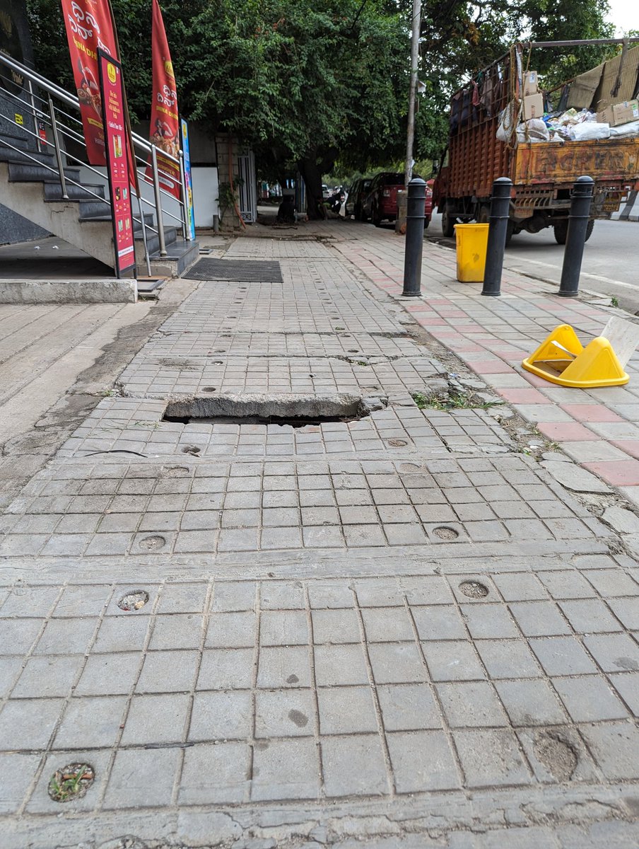 anagh's tweet photo. One phone-addicted-person away from becoming a death trap. Footpath (or the lack of) on 17th Cross Road in HSR, in front of Haldiram's. @BBMPCOMM @BbmpchdTeam @BBMPSWMSplComm https://t.co/2SvU2IT6xd
