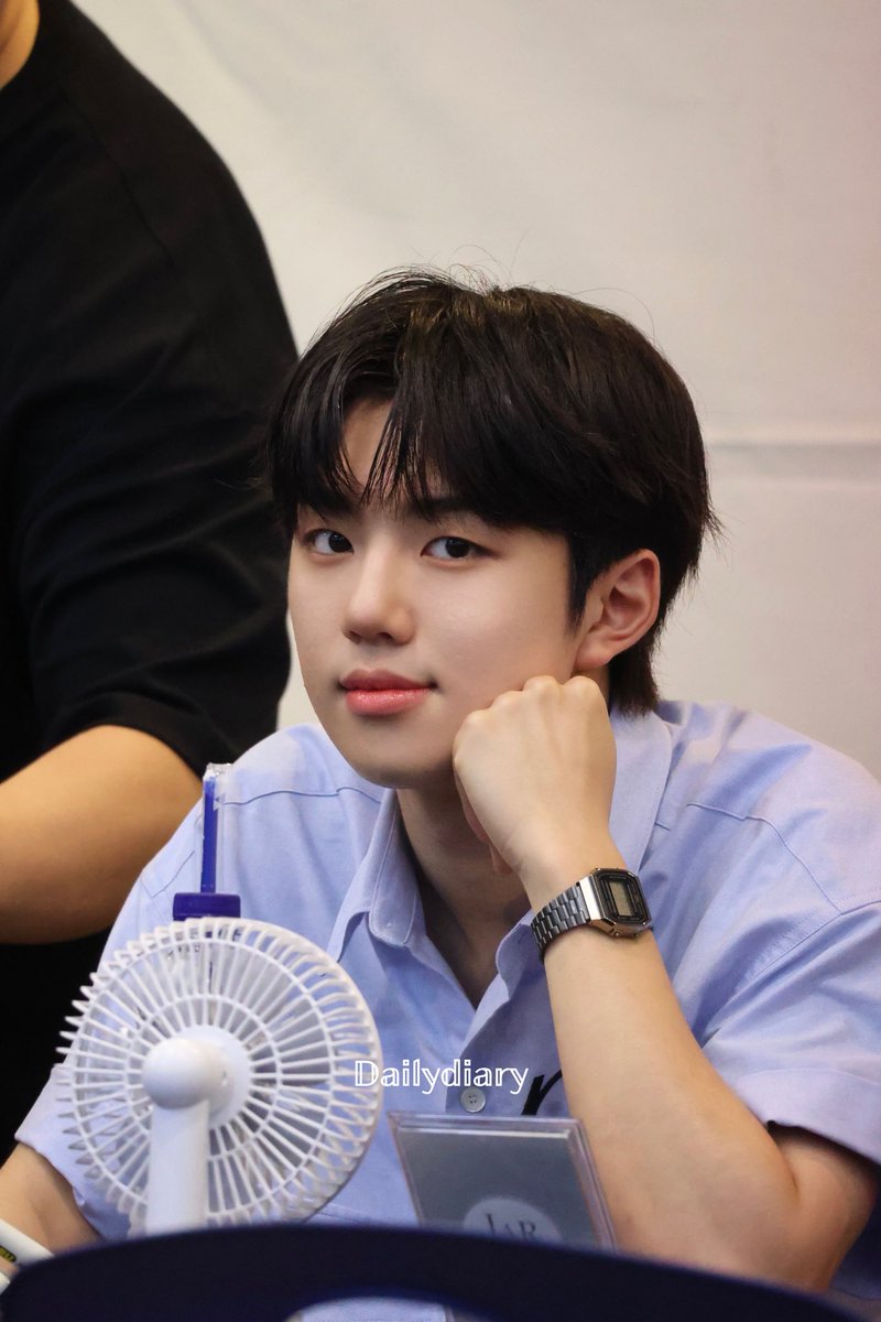 240622 HQ💛

#박지후 #PARKJIHOO
#이븐 #EVNNE