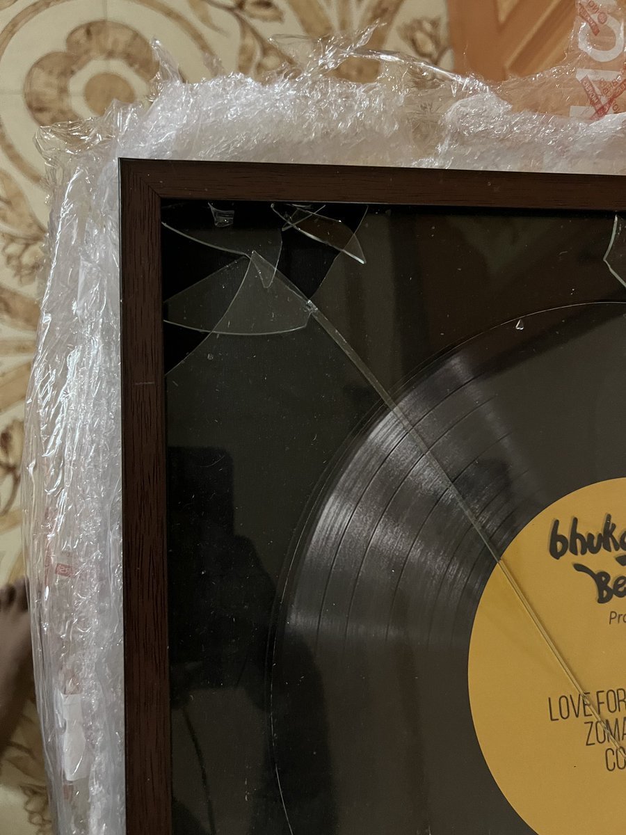 bhukapyasabeard's tweet photo. @NoBrokerCare @nobrokercom 
Worst service ever from No broker packers and movers!!! I paid extra for all the fragile items! This is the condition in which I am receiving it. Photo frame mugs all the fragile items received in broken conditions!!!
Order id - HSPM-10885242 https://t.co/Rx3re46MPR