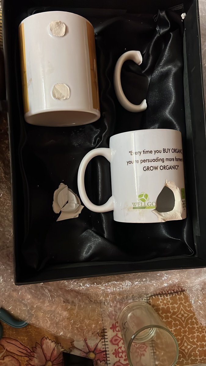 bhukapyasabeard's tweet photo. @NoBrokerCare @nobrokercom 
Worst service ever from No broker packers and movers!!! I paid extra for all the fragile items! This is the condition in which I am receiving it. Photo frame mugs all the fragile items received in broken conditions!!!
Order id - HSPM-10885242 https://t.co/Rx3re46MPR