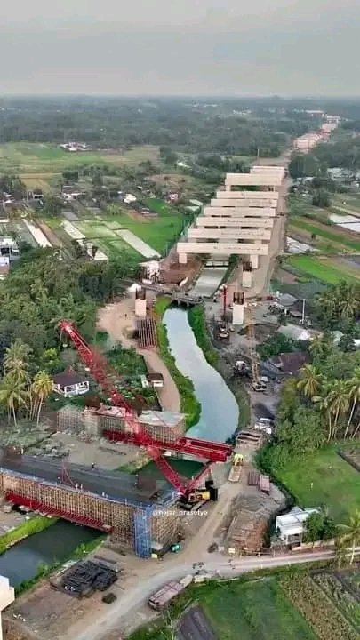 djogjapedia's tweet photo. Sedang dibangun tol diatas Sungai, ini karena Sultan tidak ingin jalan tol menggusur persawahan Yogyakarta. Sultan yang bijak. (FB. Kisah Ulama dan Sejarah Nusantara)

Pembangunan Tol Jogja-Bawen di Margokaton, Seyegan, Sleman. *Photo: Hajar_Prasetyo @humas_jogja @kratonjogja https://t.co/5QzDm8H70d
