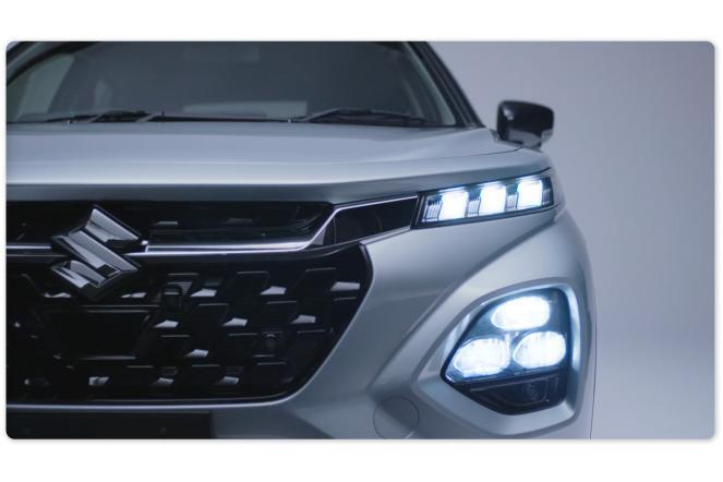 webcgnet's tweet photo. 海外では発売済みのクルマなので、気になる人は「SUZUKI FRONX」でヤホるなりググるなりしてみてください。結構スポーティーなお姿ですよ。（堀田剛資） #スズキ #フロンクス #SUV #コンパクトSUV #ニューモデル #新型車 #先行公開 https://t.co/DRLHp8ReAC https://t.co/KgS7Tc0Otw