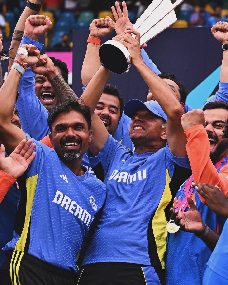 Mr_Mehta's tweet photo. #rawemotions
#priceless 
#hitman
#kingkohli
#teamindia
#thewall
#BleedBlue https://t.co/ujfzcEy4E2